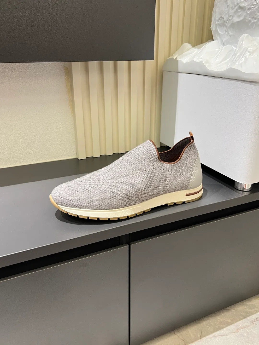 Men's Men's Shoes 💰p380 Loro Men's Shoes 💰piana/Noyo Piana 360 L Men's Shoes 💰p Flexy Walk Men's Sports Shoes These sports shoes are made of knitted wool uppers, and the heel is wrapped in smooth calf leather. Merino sheep are selected from Australia and New Zealand. The upper is machine-woven like a sweater, and then equipped with a white rubber outsole and a Kummel-colored sole. It is both beautiful and non-slip. The fabric is 100% cashmere and the insole is calf leather. It is super comfortable on the feet! Comes with full original packaging! Multiple colors available! Size: 38-44 (45 customized)